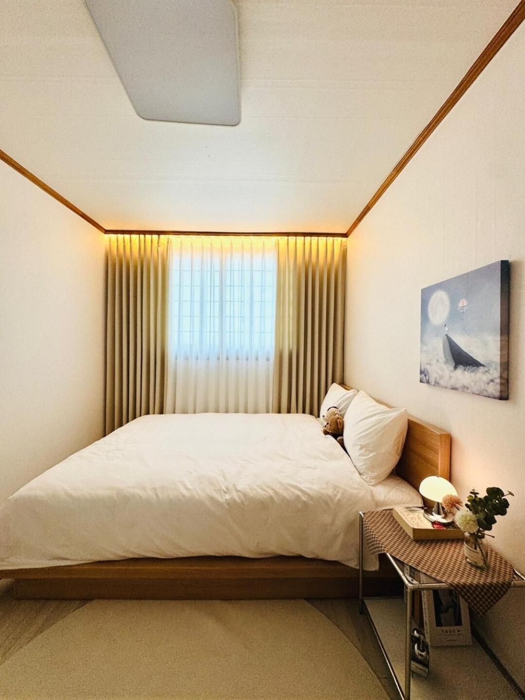 Apartment #new Open Sale#1 Stop To Hongdae Subway#3room 4bed 2bathtoom#cozy Rooftop#free Luggage Keeping#free Parking#close To K-pop Studio#many Restaurants Seoul